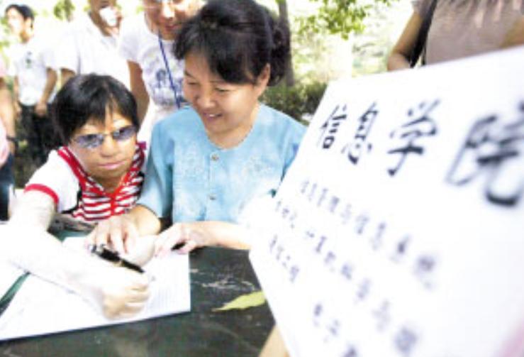 2000年，14岁花季少女被一瓶硝酸烧伤，事后亲婶母坦言：我有责任