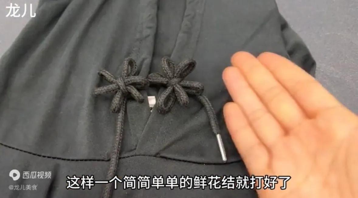 超流行的卫衣绳打结方法,卫衣绳子花样打结法