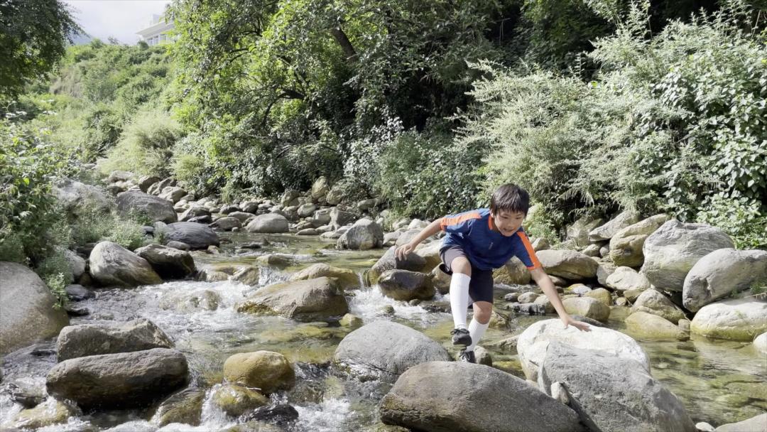 夫妻带5岁女儿和4岁儿子环游世界,夫妻带着孩子环游世界