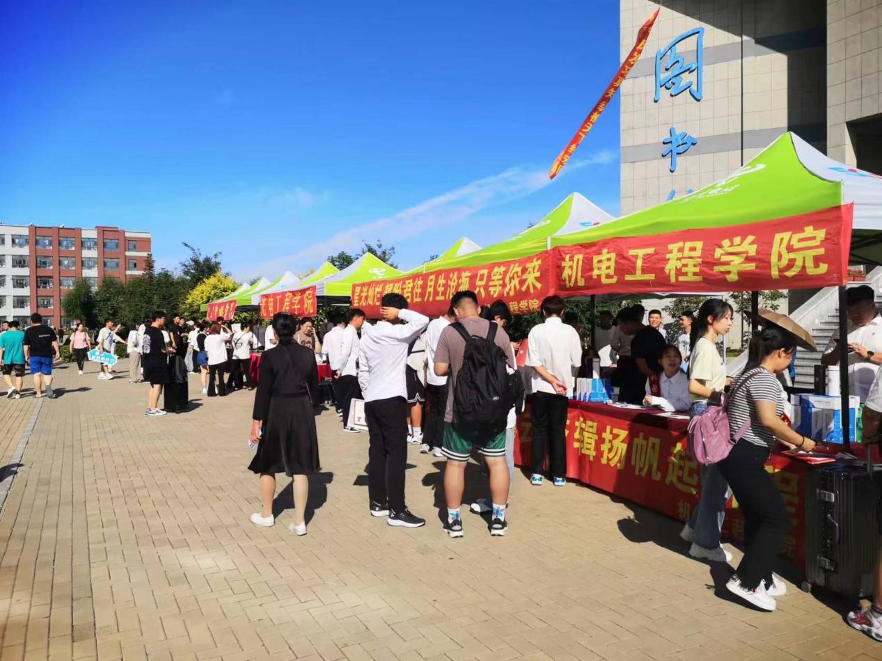 大一新生七点到学校报到,记录大一新生报到