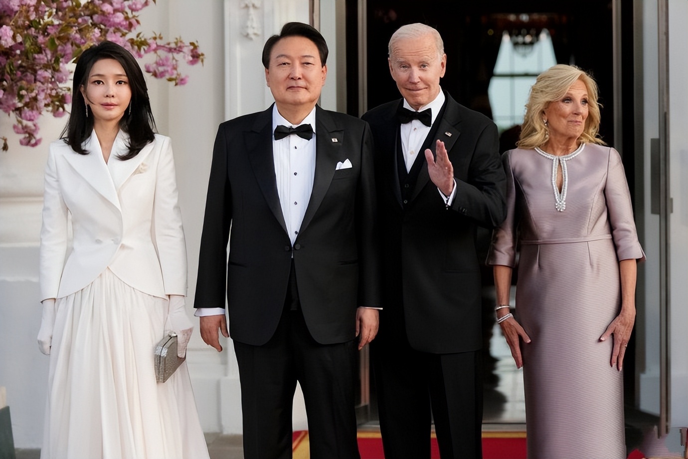 韩第一夫人年轻照片,韩第一夫人穿军装