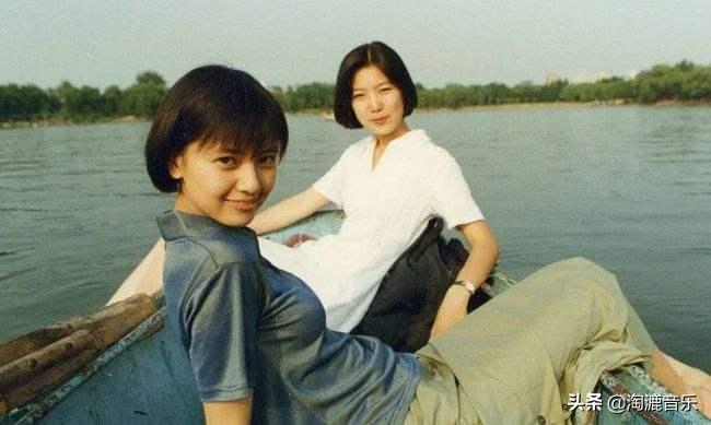 她曾经爆红的时候却选择了隐退,她淡出荧幕后嫁外国丈夫