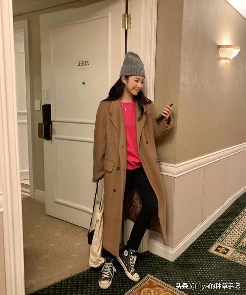 平底短白靴与衣服的搭配,百搭平底单鞋配冬季运动外套