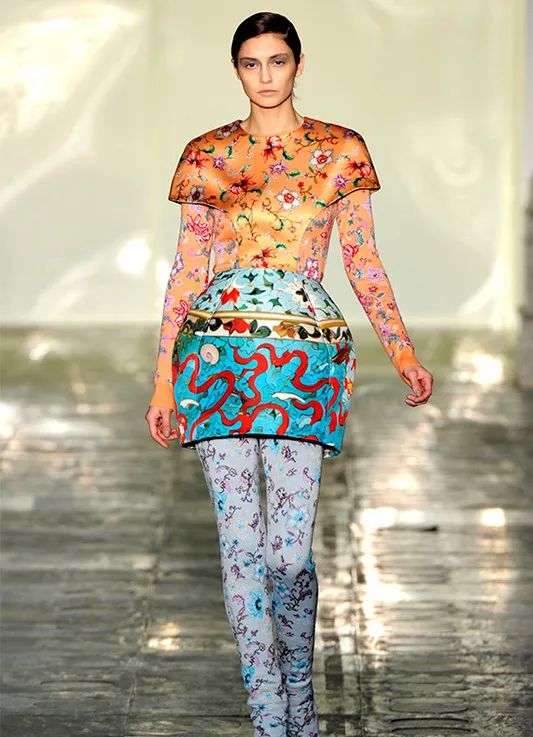 赵露思穿上廉价中国风礼服，俗成了18线网红