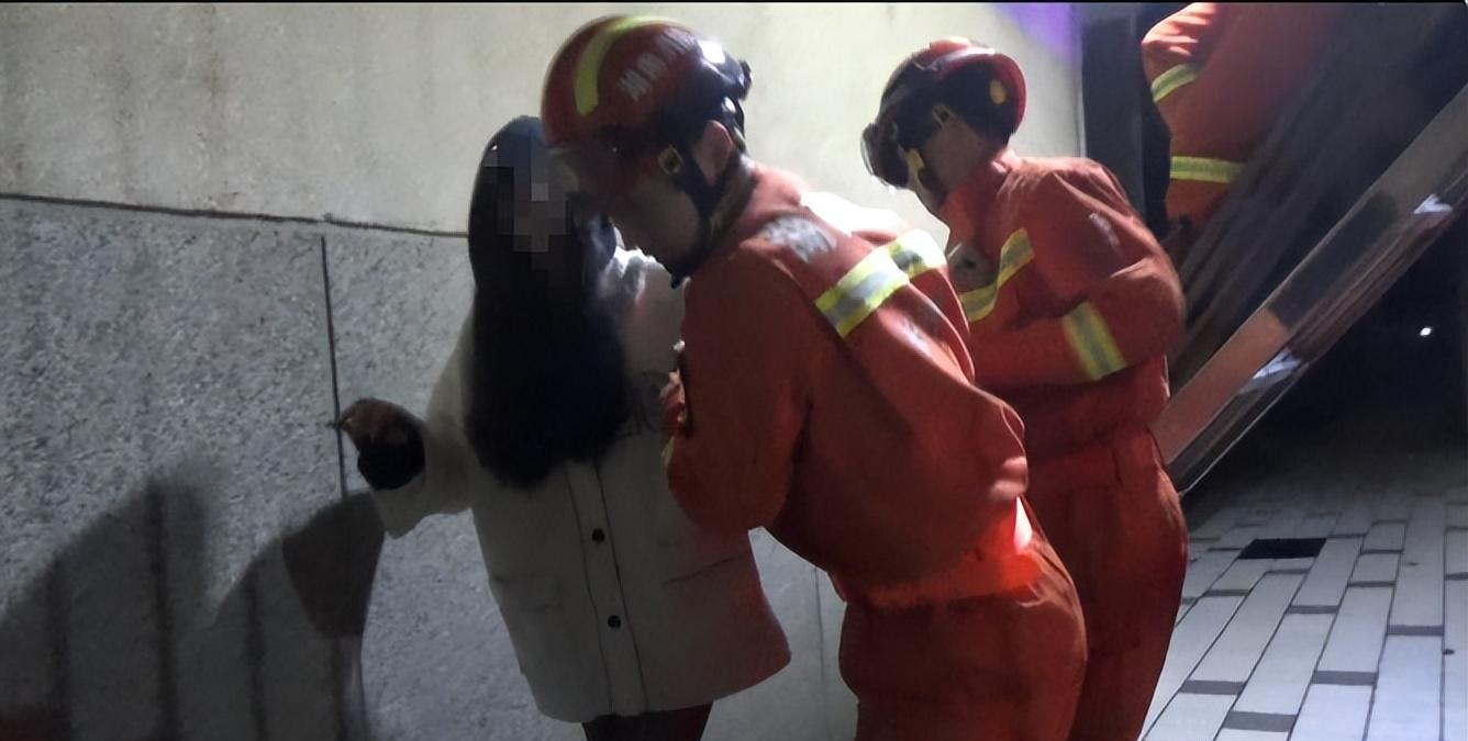 女孩早上爬墙去约会，私密处被保安倒刺刺伤，女孩：好尴尬