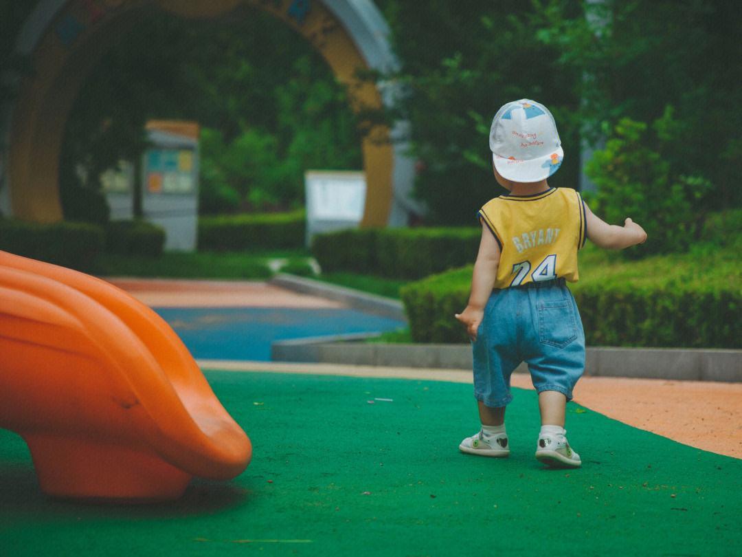 对八字走路的小孩有什么办法,小娃娃走八字怎么纠正