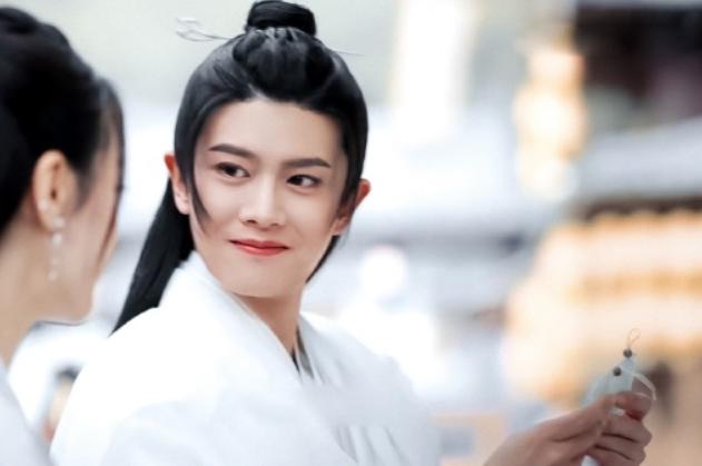 迪丽热巴任嘉伦与君初相识氛围感,迪丽热巴任嘉伦与君初相识歌曲