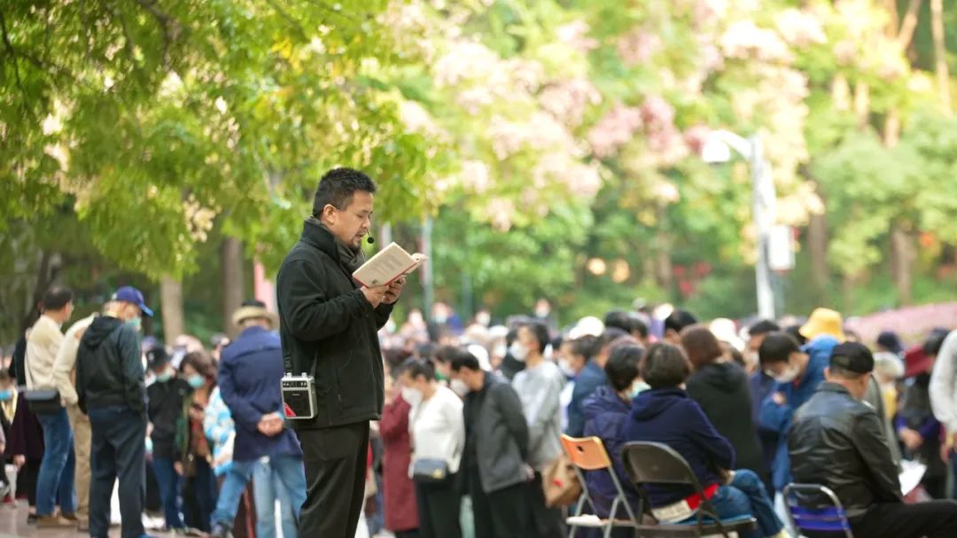 他在夜店和相亲角，读了3年爱情诗：这里最缺爱情
