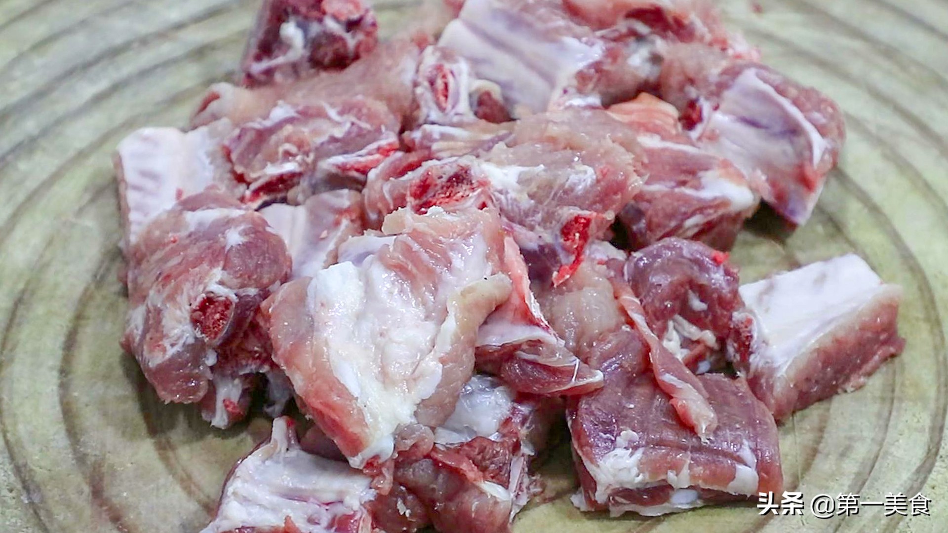 排骨直接焯水,难怪又腥又柴!记住3步,软烂可口,香到骨头里