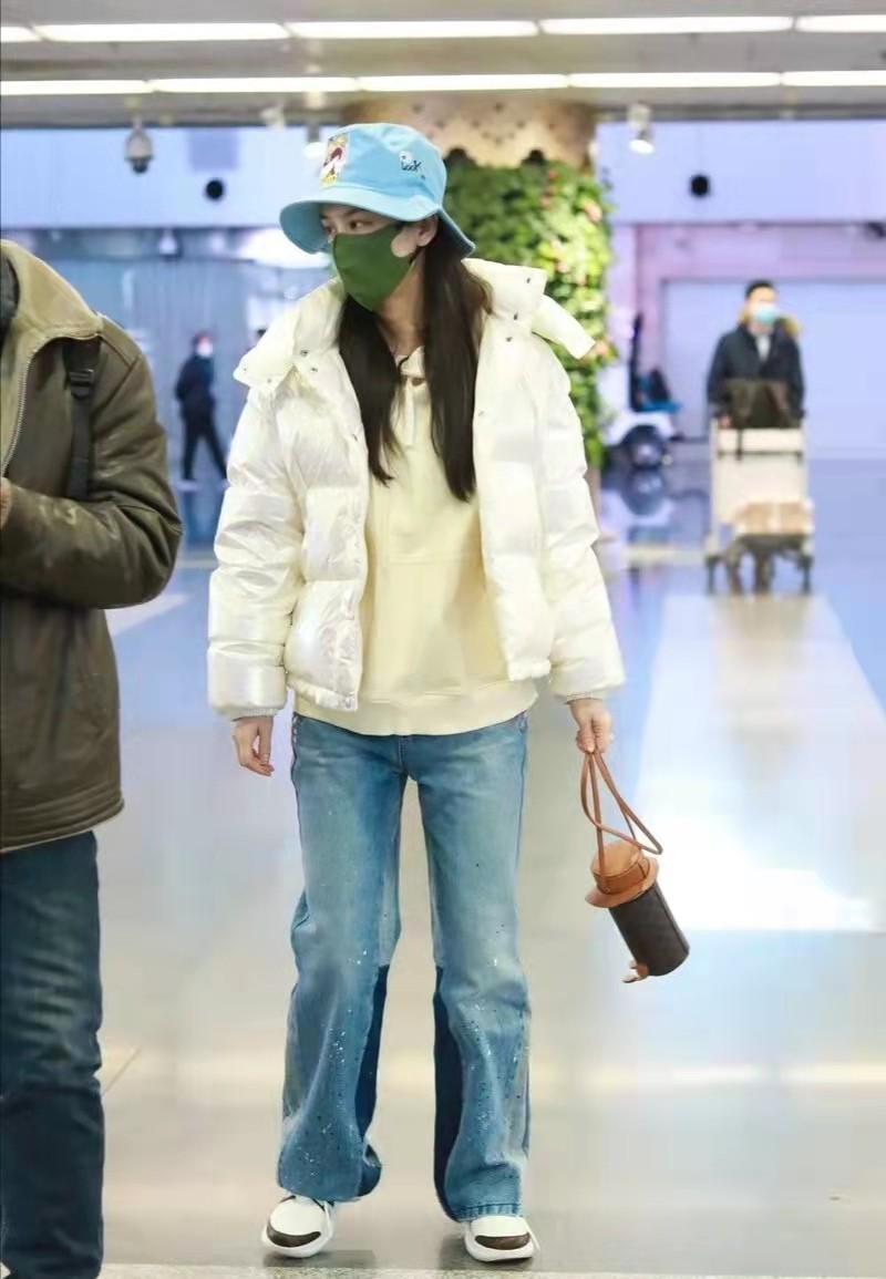 黄圣依这一身黑色装扮气场十足,黄圣依黑色的皮大衣配着皮裤皮靴