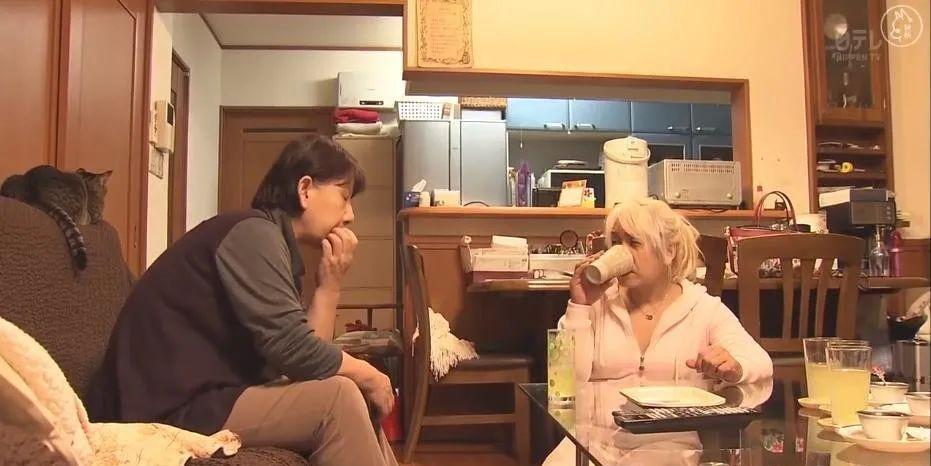 60岁老公突然变女人！梳双马尾穿短裙高跟鞋，妻子还帮洗内衣...