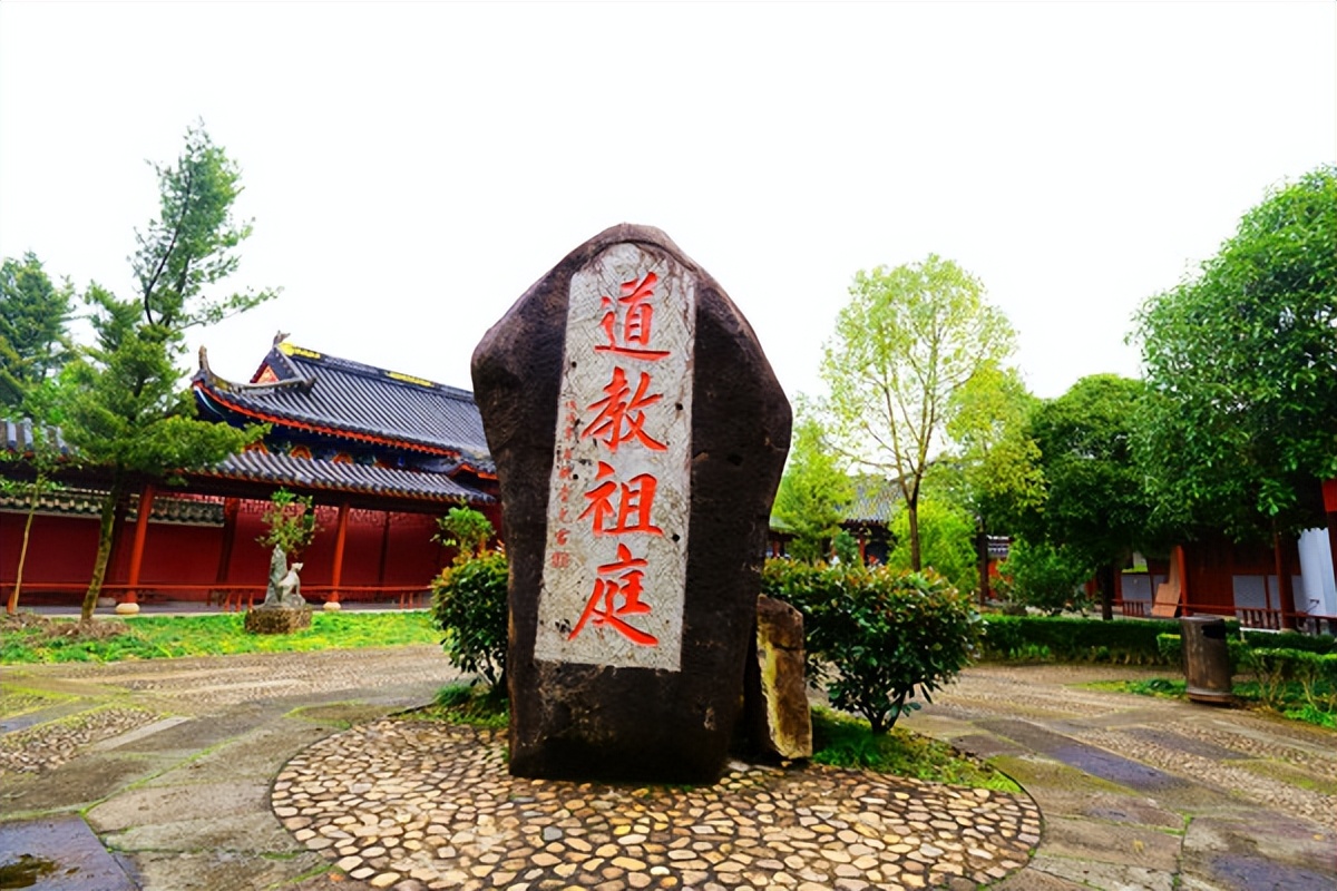 问道龙虎山，观“天下三绝”，“道教第一山”碧水丹霞入画来
