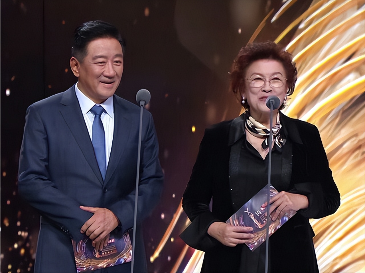 殷桃领奖穿搭,殷桃以往红毯造型