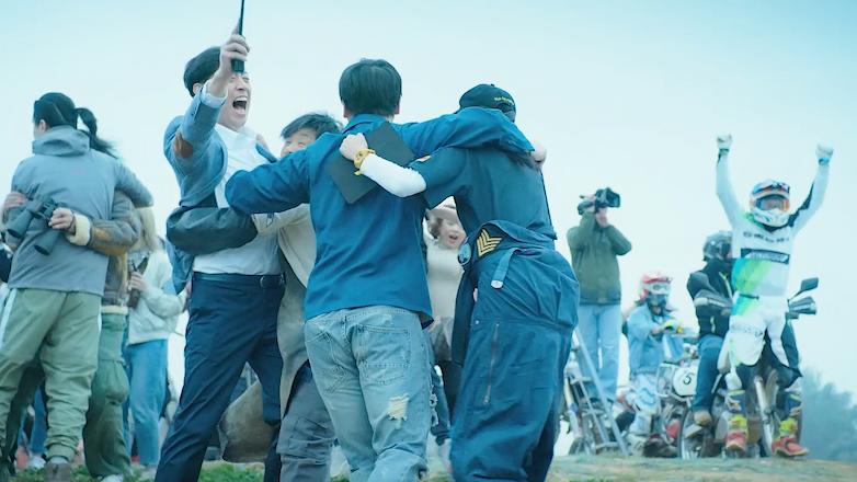 飞机挡风破裂数百人被困万米高空,玻璃破裂飞机迫降视频