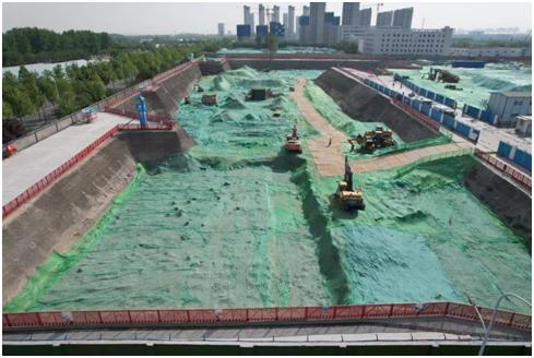 降尘新标杆智启“西安蓝”——白桦林天成作为扬尘治理模范工地接受同行观摩学习