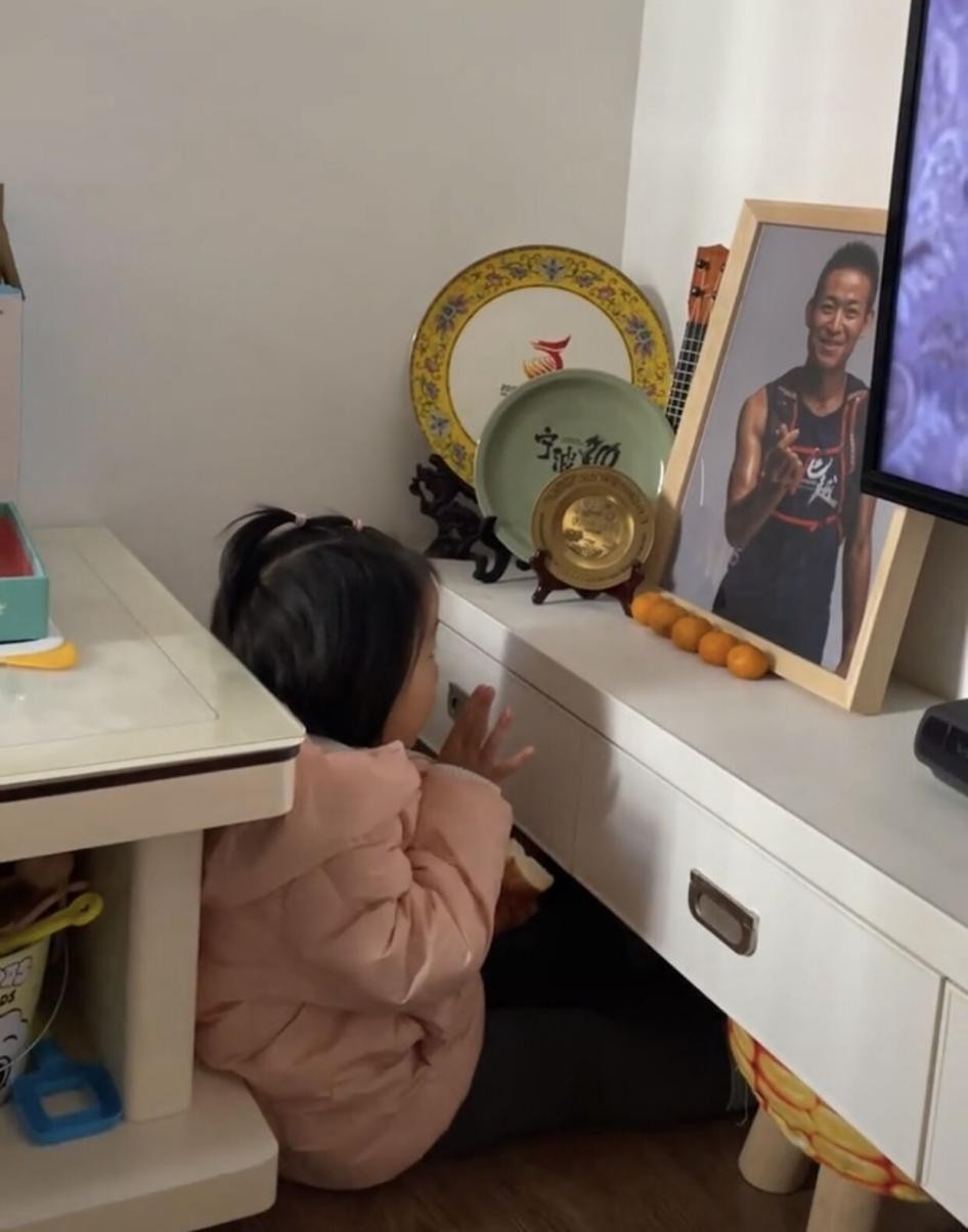 他被日本冠军称为英雄，21年却因跑马拉松遇难，2岁女儿替父领奖