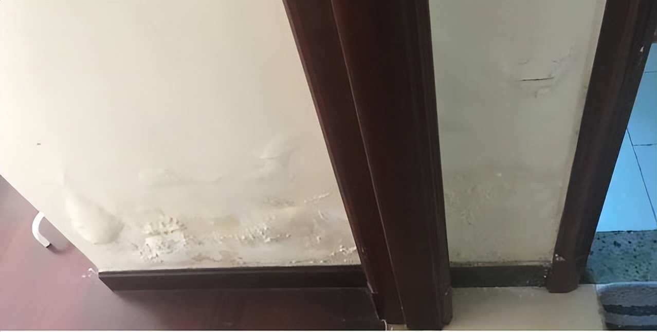 厕所漏水到楼下不砸地砖怎么解决,厕所漏水到楼下怎么处理视频