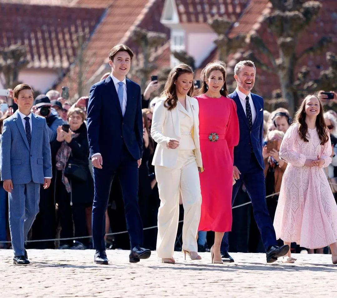 伊莎贝拉穿银色衣服,伊莎贝拉英国时尚界