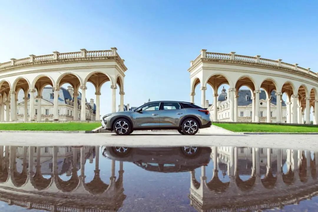 汽车三言社|凡尔赛C5X揽获英国“2023最值得购买”奖