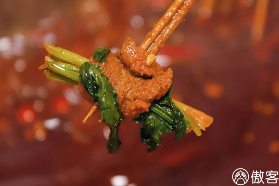 大门只够一人进的火锅店，凭6毛一签的串稳坐翠湖人气王