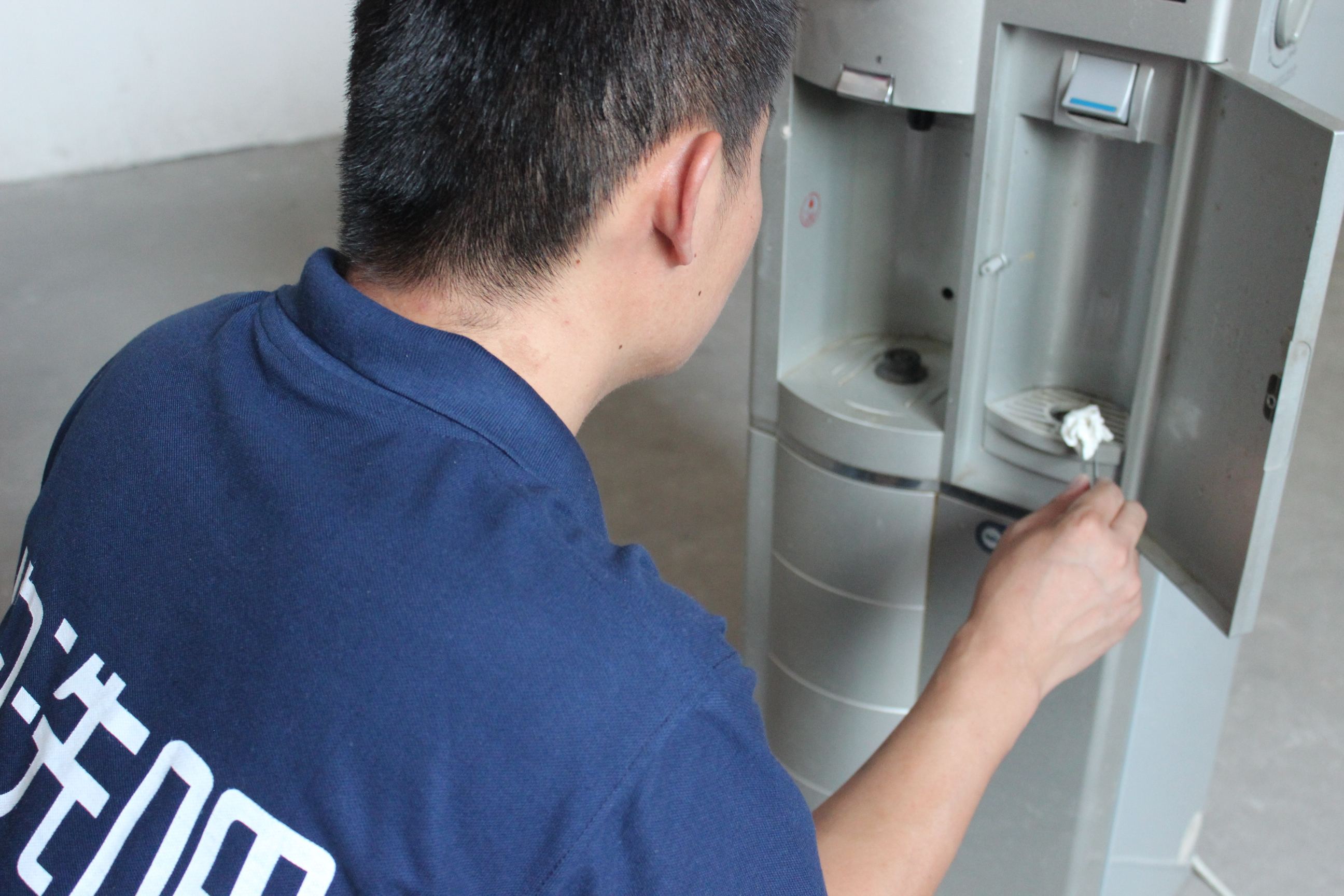 饮水机的桶里面脏了如何才能清洗,饮水机的热水和冷水管都得清洗吗