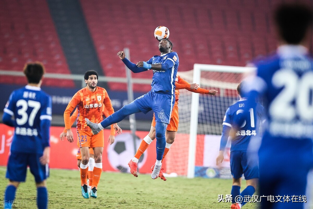 主力中卫全伤“硬扛”卫冕冠军终极4轮较量武汉三镇争冠占优