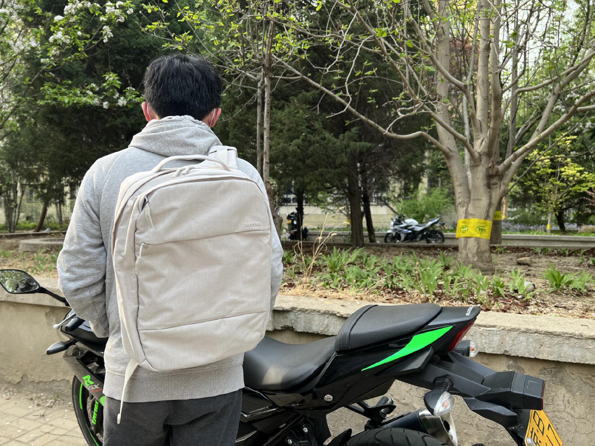 incasecitycompact双肩包,不失逼格的通勤包