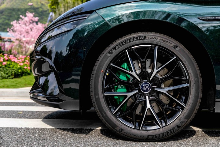 汉EV，用「中式豪华」走出了一条属于自己的路