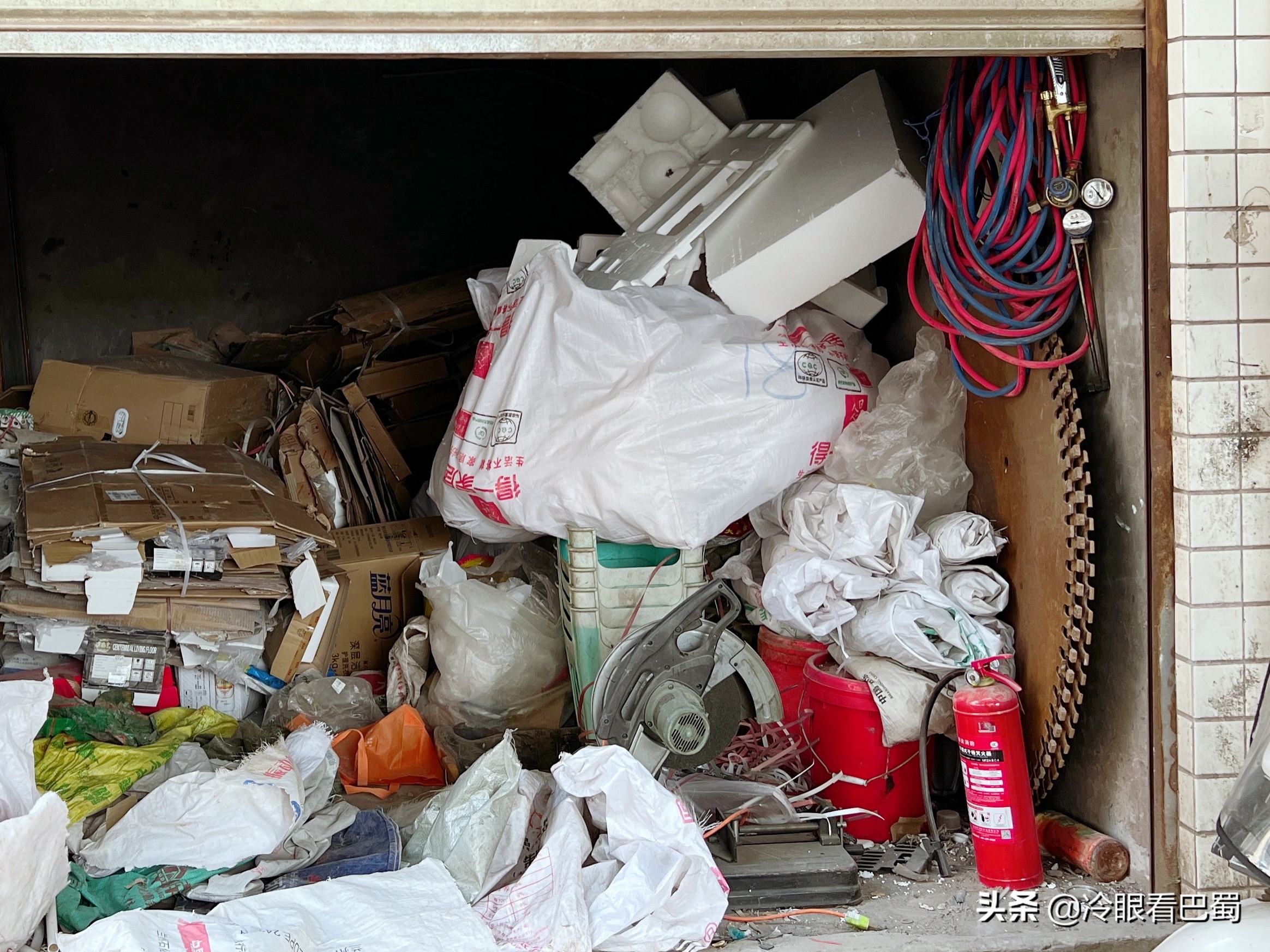 火了!小学肄业大叔靠收废品赚取重庆几套房几辆车,真是很励志