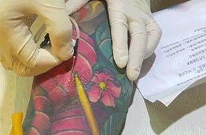 老师上课忘记关投影仪了,女老师上课期间忘记关投影仪