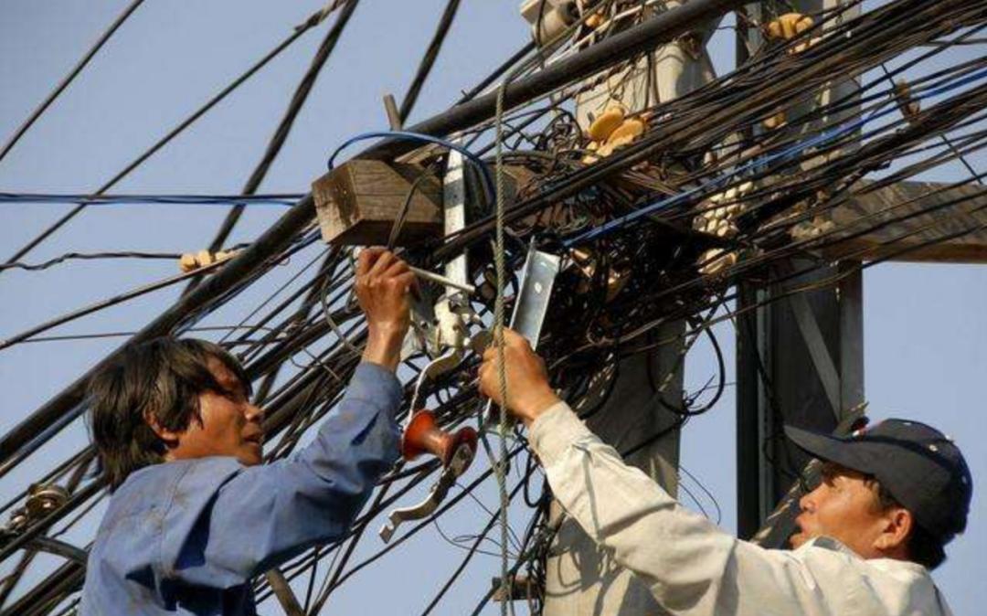 打桩机水鬼捞钻头3d演示,为什么打桩机一定要人下水里面捞