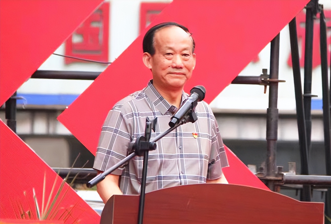 万客来服饰超市盛大开业,连云港万客来服装超市鞋子