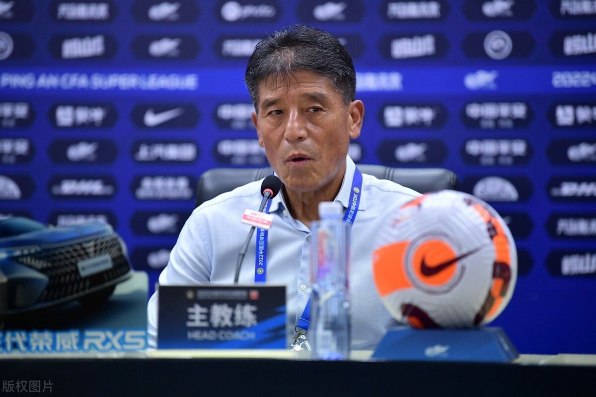 深圳2-2重大错判，中超前金哨抢戏做男一号，甩锅VAR丧失底线