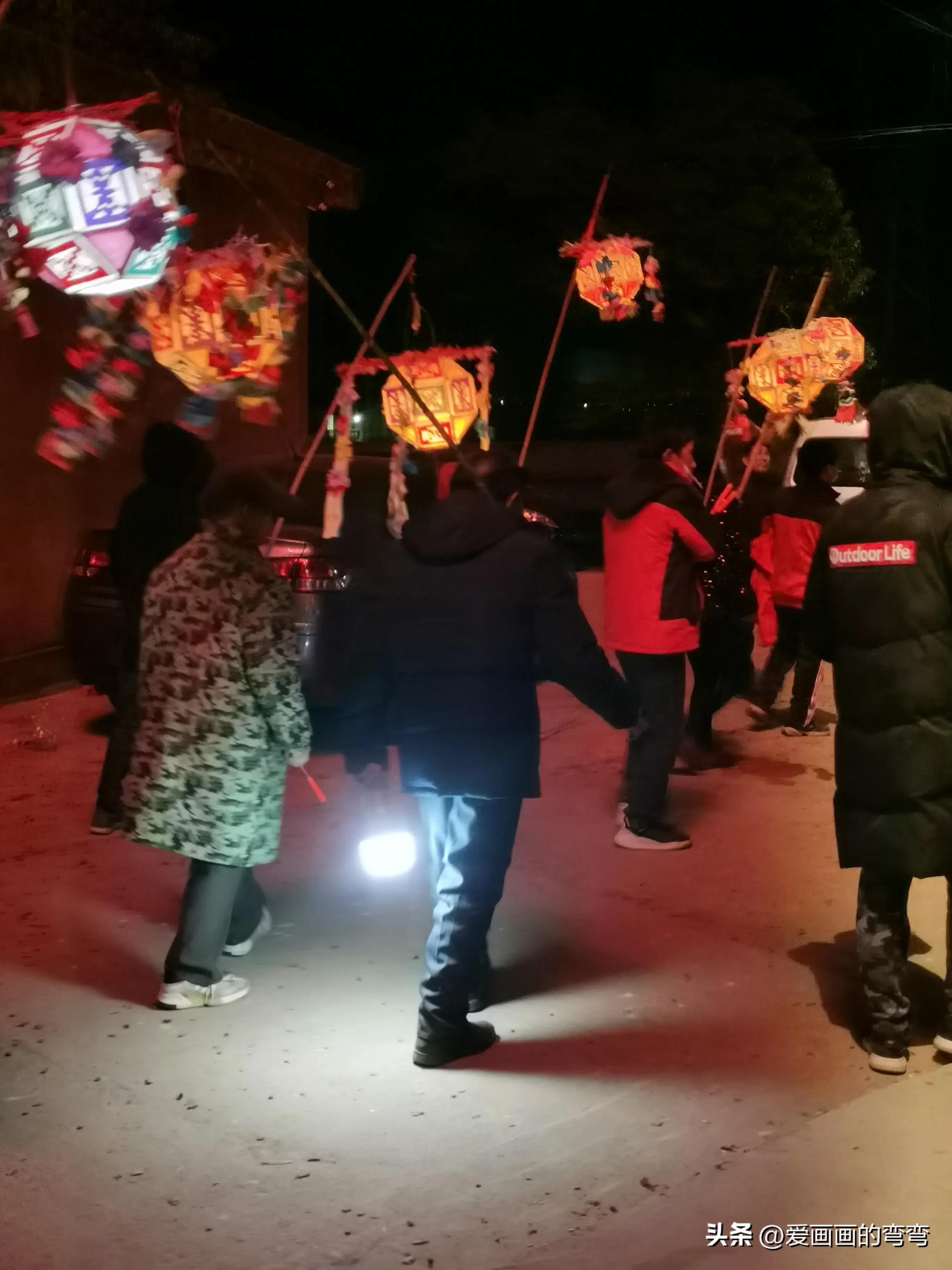 闹元宵玩龙灯,正月十五传统玩龙灯闹元宵