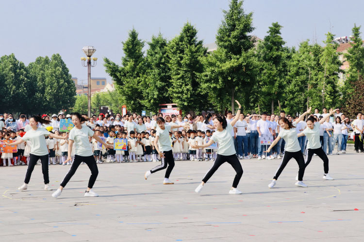 幼儿园亲子运动会主题大手牵小手,小手拉大手运动会