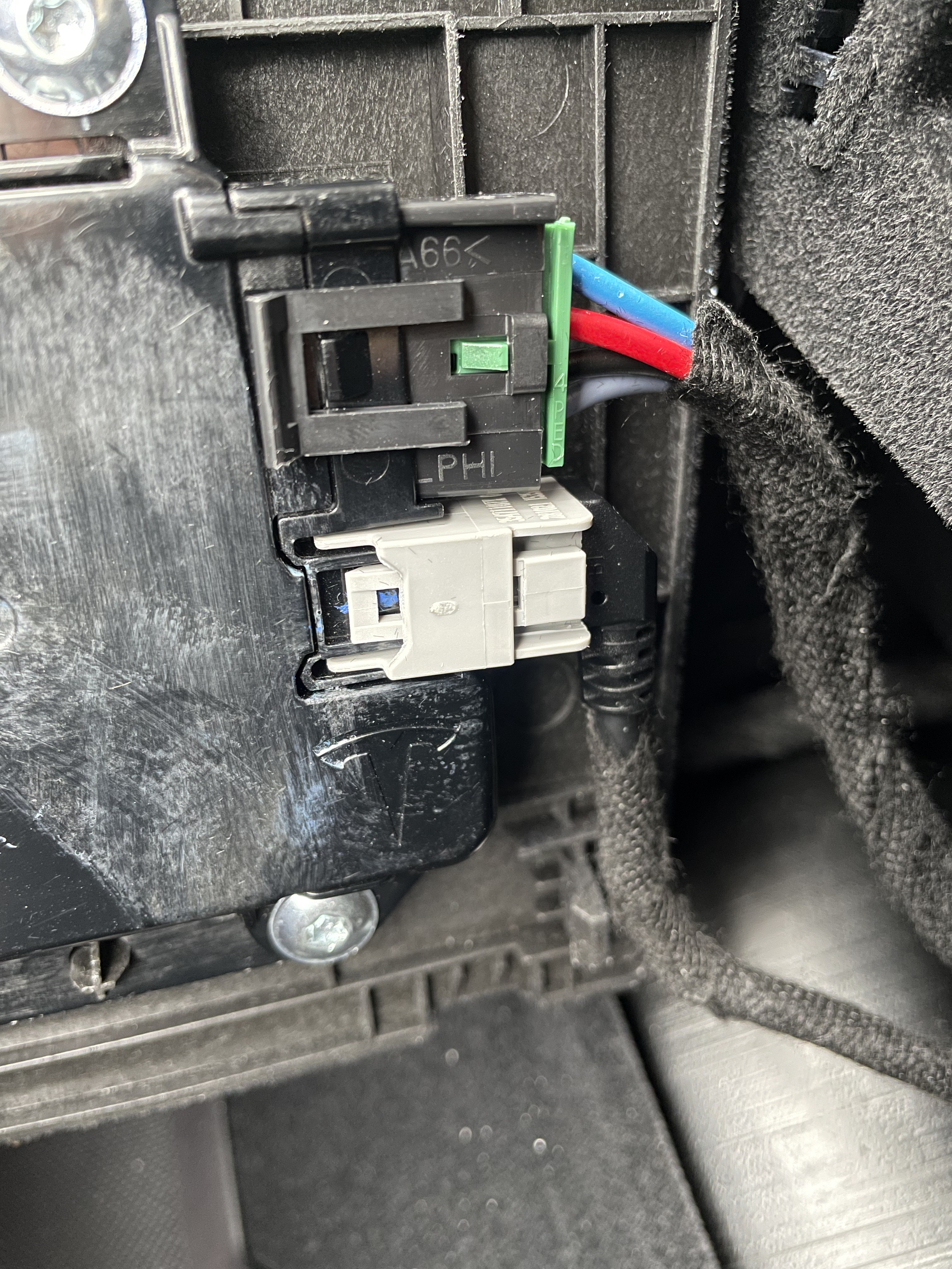 花费299元，找回Model3/Y丢失的扶手箱USB接口数据功能