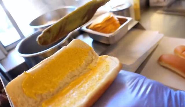 芝加哥街头最好吃的热狗，大香肠配上黄芥末，吃起来相当过瘾