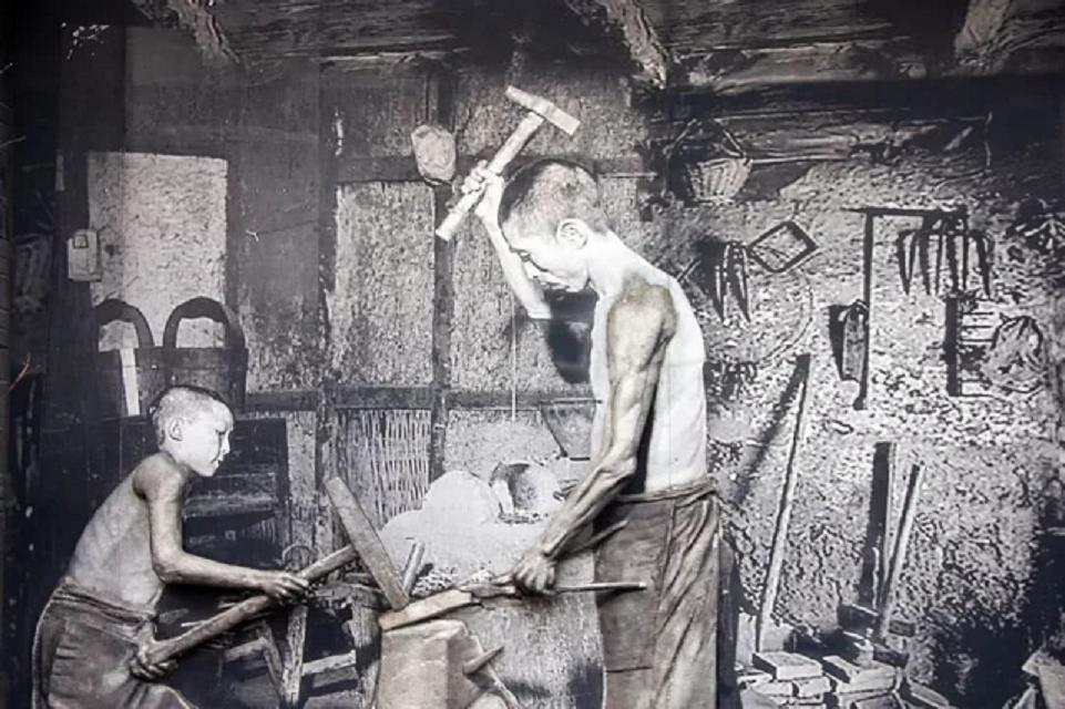 三个人结拜为兄弟，建国后：一人是铁匠，一人是农民，一人是主席