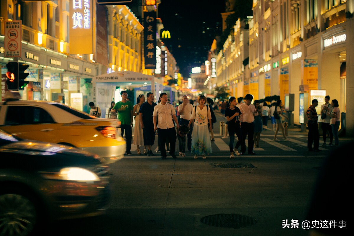 杭州钱塘江一小伙跳河救人,杭州三个小伙救人落水