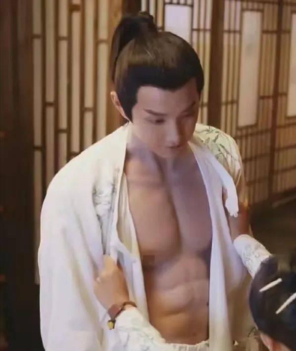 假发，假臀，假肌肉？明星“好皮囊”下，是眼见不一定为实的真相