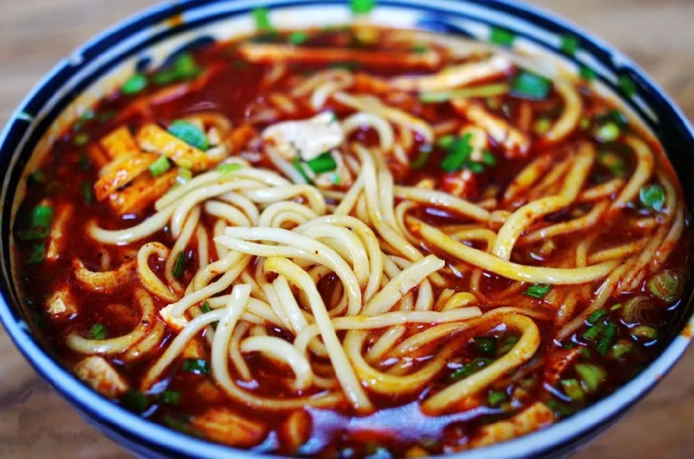 药王故里美丽铜川,踢着足球骑摩托