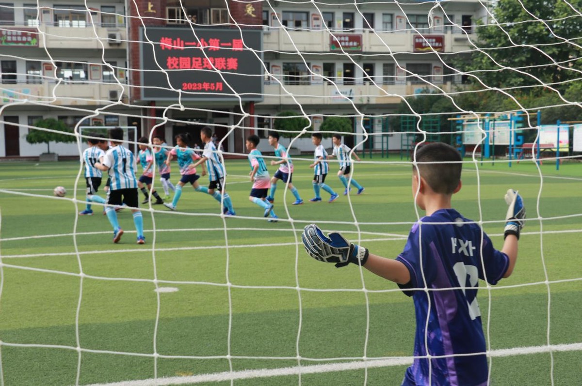 一场小学校园足球赛开赛,县中小学校园足球联赛活动报道