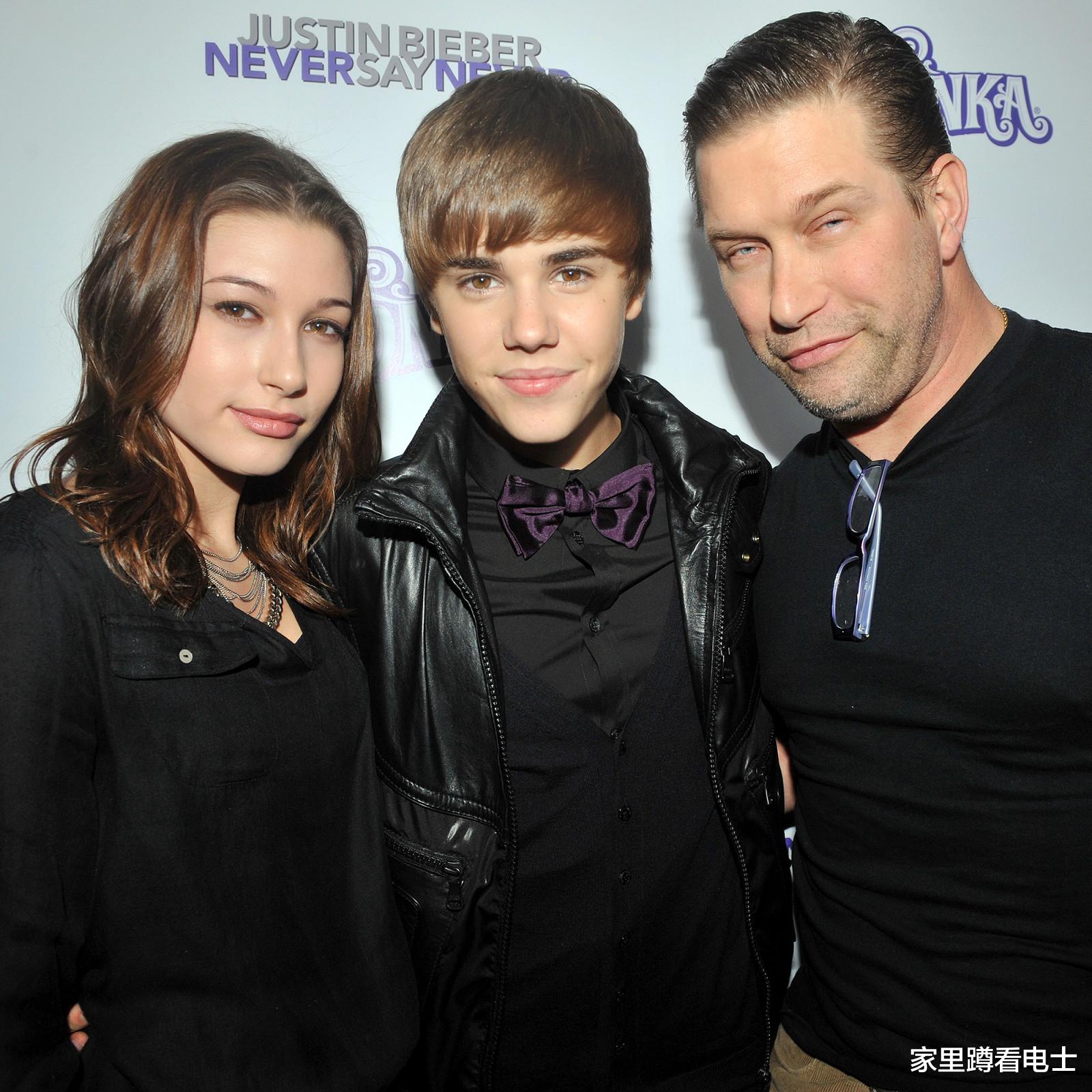 面瘫后的比伯终于笑了！熊抱亚瑟小子撒娇，与老婆海莉度假秀恩爱