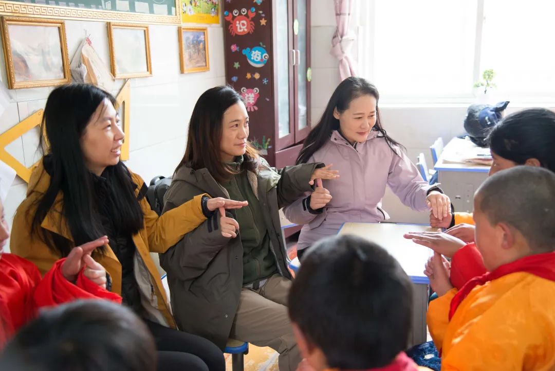 传音携手爱德基金会走进甘孜藏区学校，开展“圆梦体育包”项目