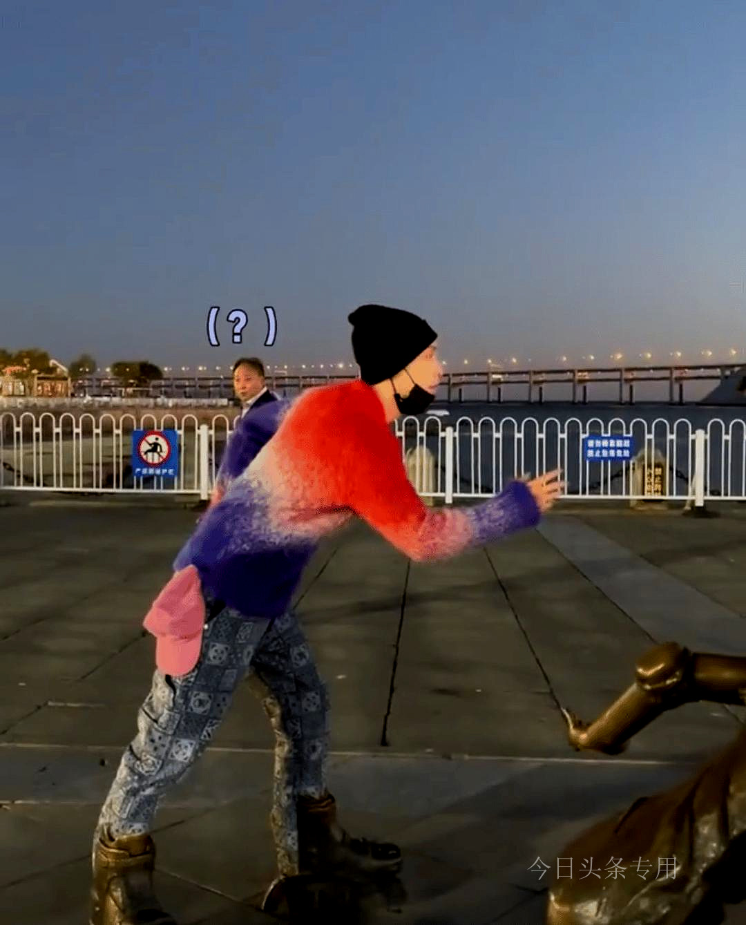 张艺兴装雕塑迷惑大爷,张艺兴装雕塑迷惑路人