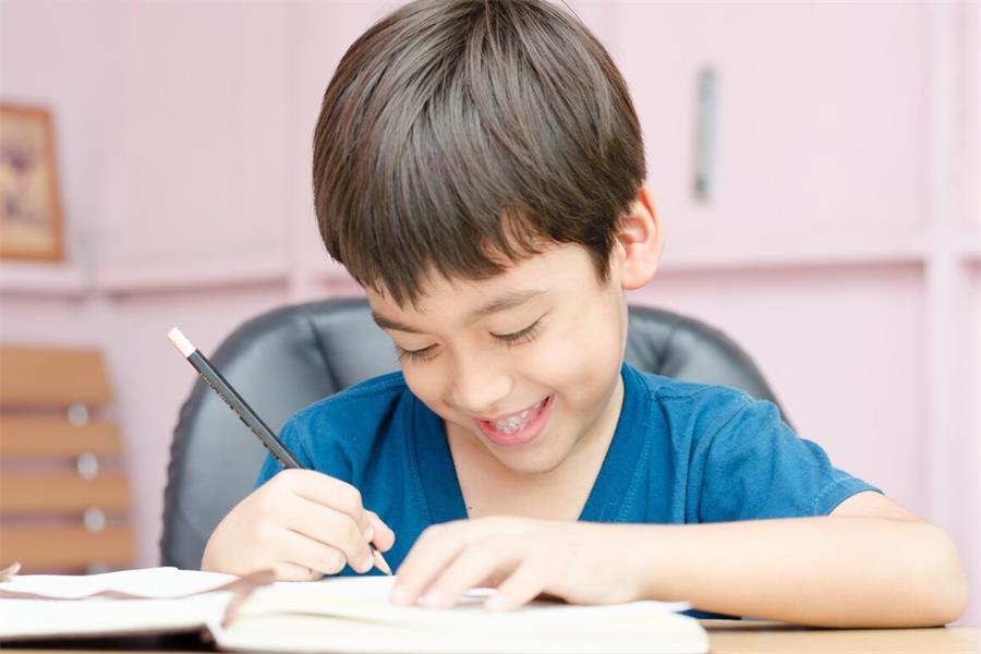 孩子性格孤僻怎么去给他沟通疏导,性格孤僻症的孩子如何改变