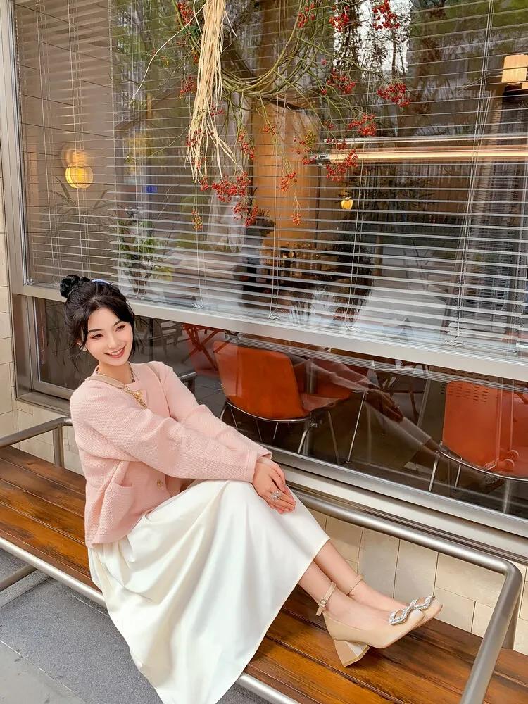 女孩子的天真无鞋在脚上