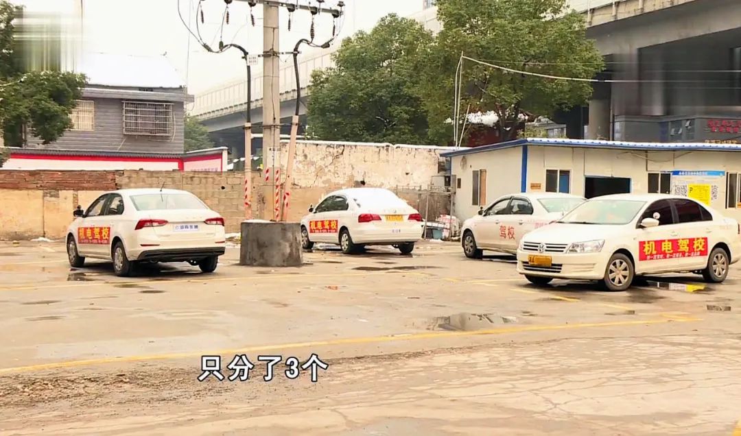 去驾校上班当教练保底八千靠谱吗,两小伙到驾校当教练倒贴一万元