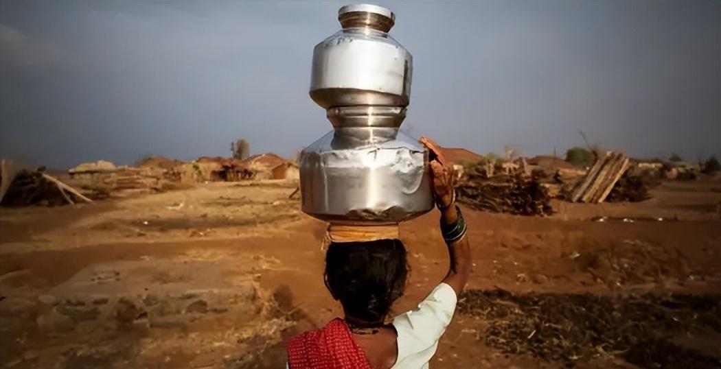 印度二婚姑娘沦为“水妻”：头顶罐子、喝洗脚水，怀孕了也不能生