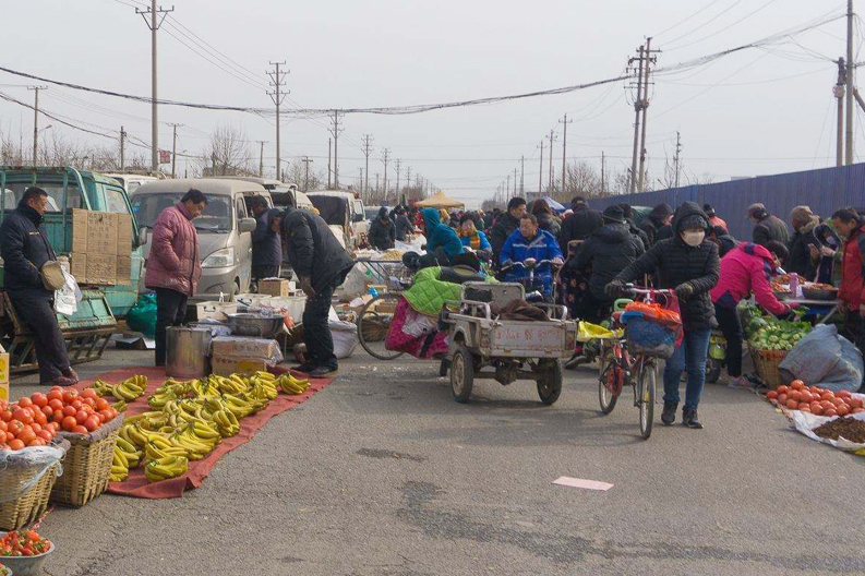 在农村过年，花2300元买年货，看看都有啥？肉、菜、水果样样不少